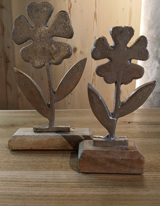 Metallblume auf Holzständer